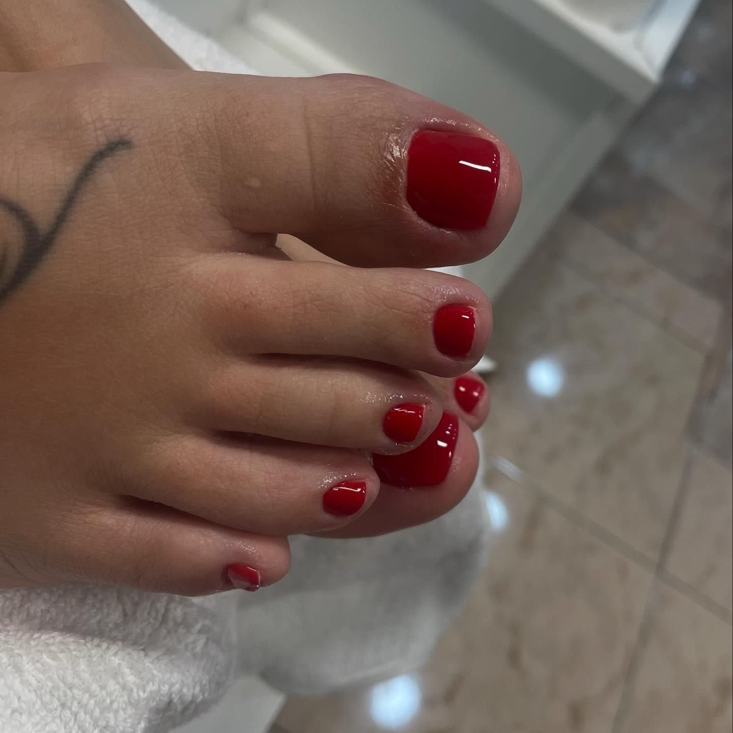 Pedicura con esmaltado semipermanente rojo en Córdoba